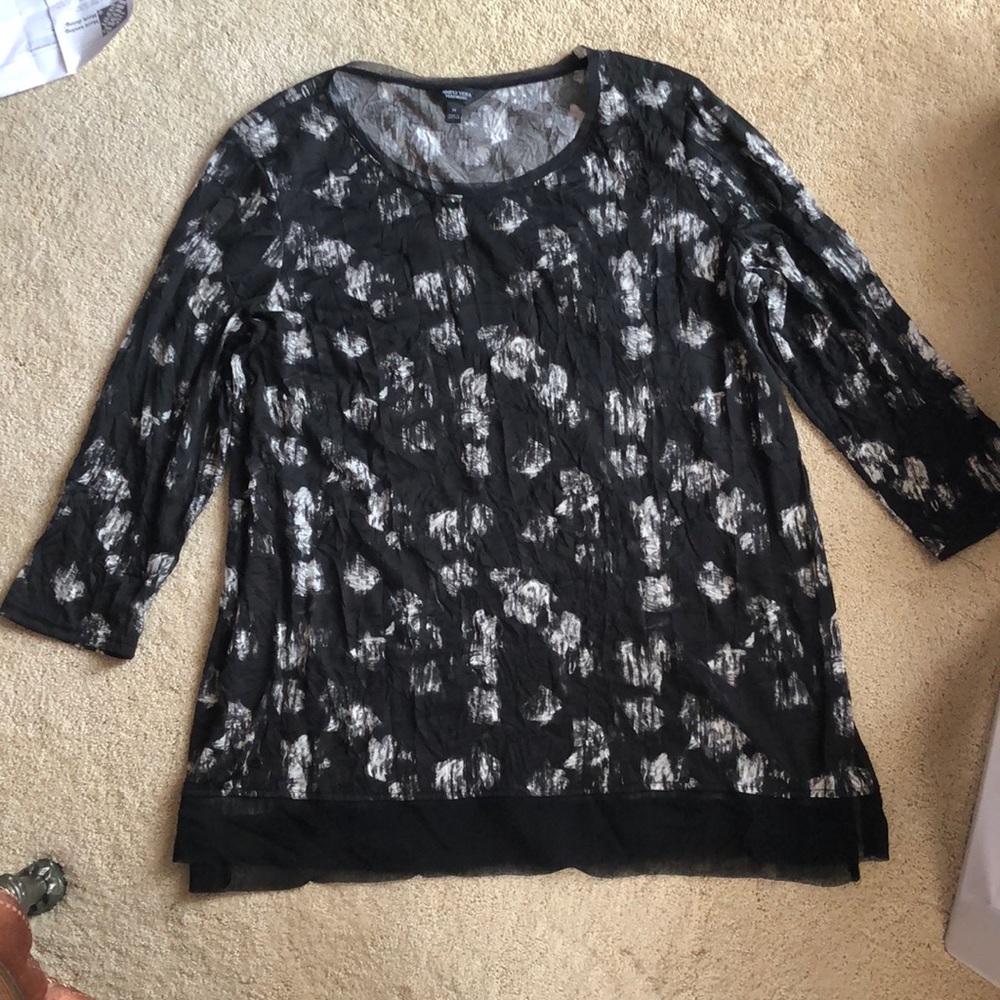Vera Wang Top Black w/ Off White Pattern